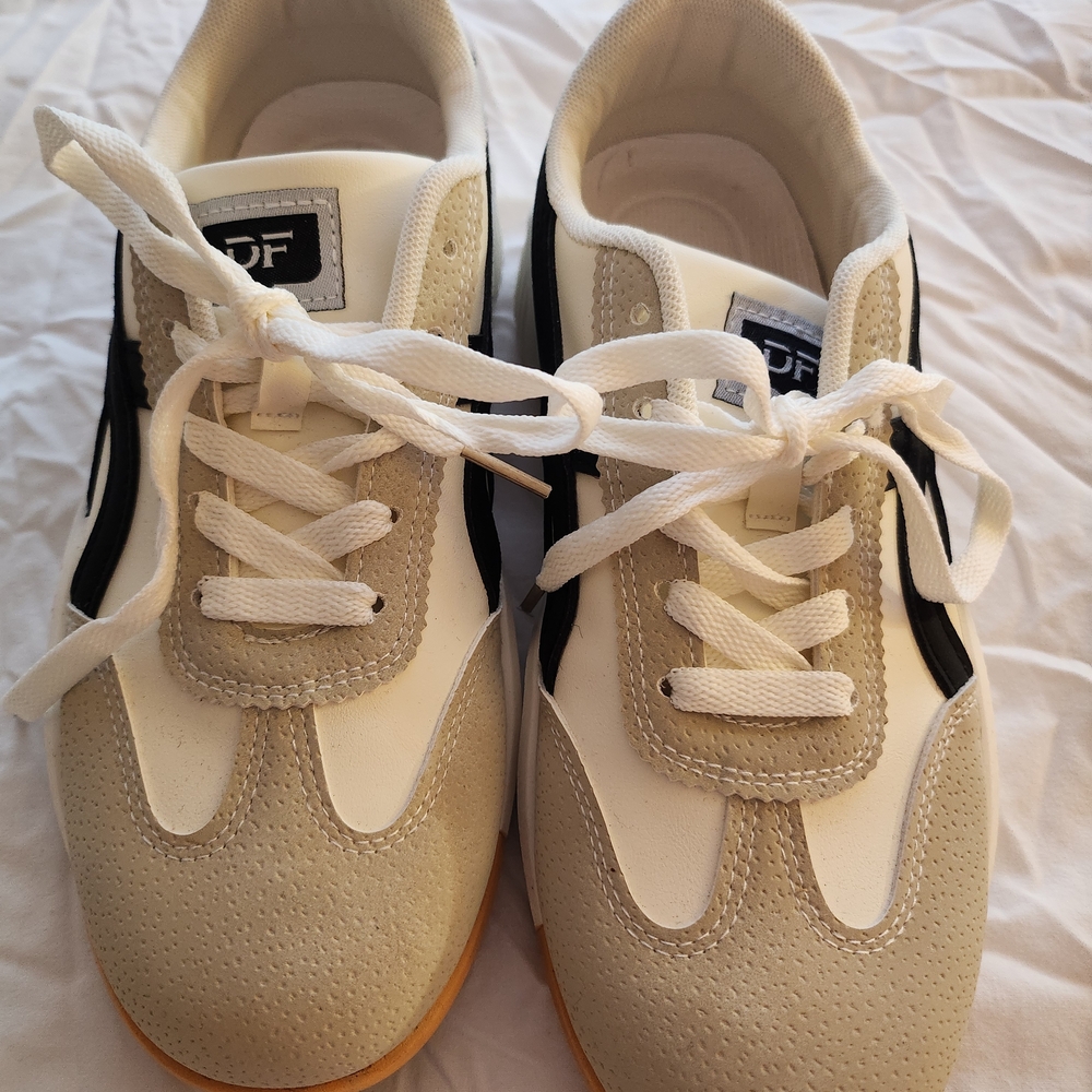 De Florance White and Beige Sneakers with Black Accents